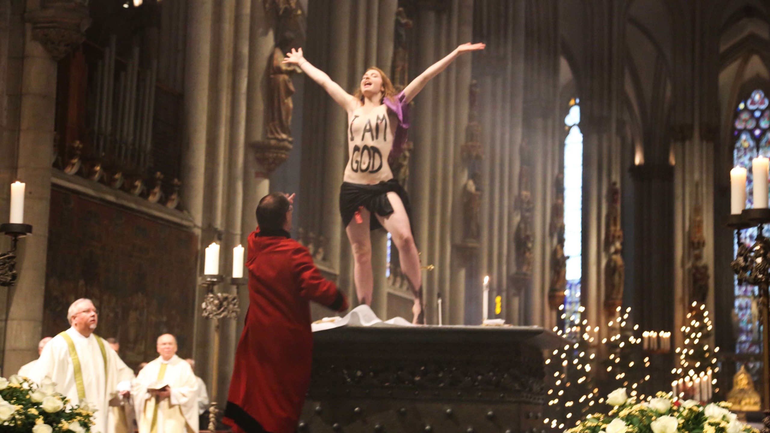 Femen-Protest im Kölner Dom: Nackte Frau klettert auf Altar